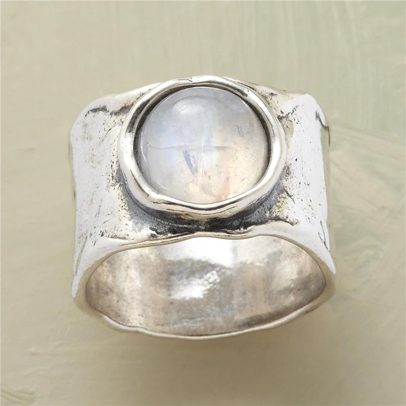 Dames Ring – Brede Band met Maansteen