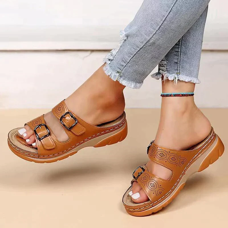 Sandalen – Instapmodel met verstelbare gespen en geperforeerd detail