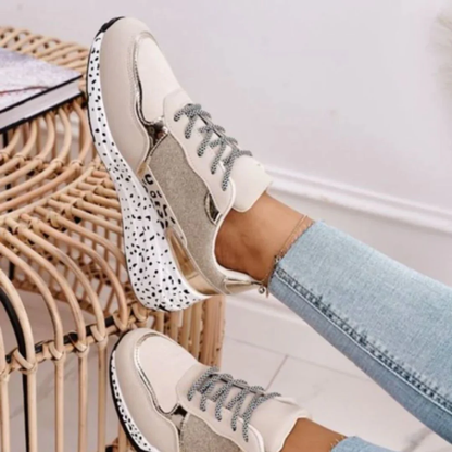 Dames sneakers met speckle-zool – Mode-sneakers met glanzend detail en dikke zool
