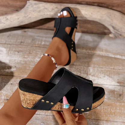 Dames Sleehak Slippers met Kurklook Zool – Open Design en Nietenafwerking