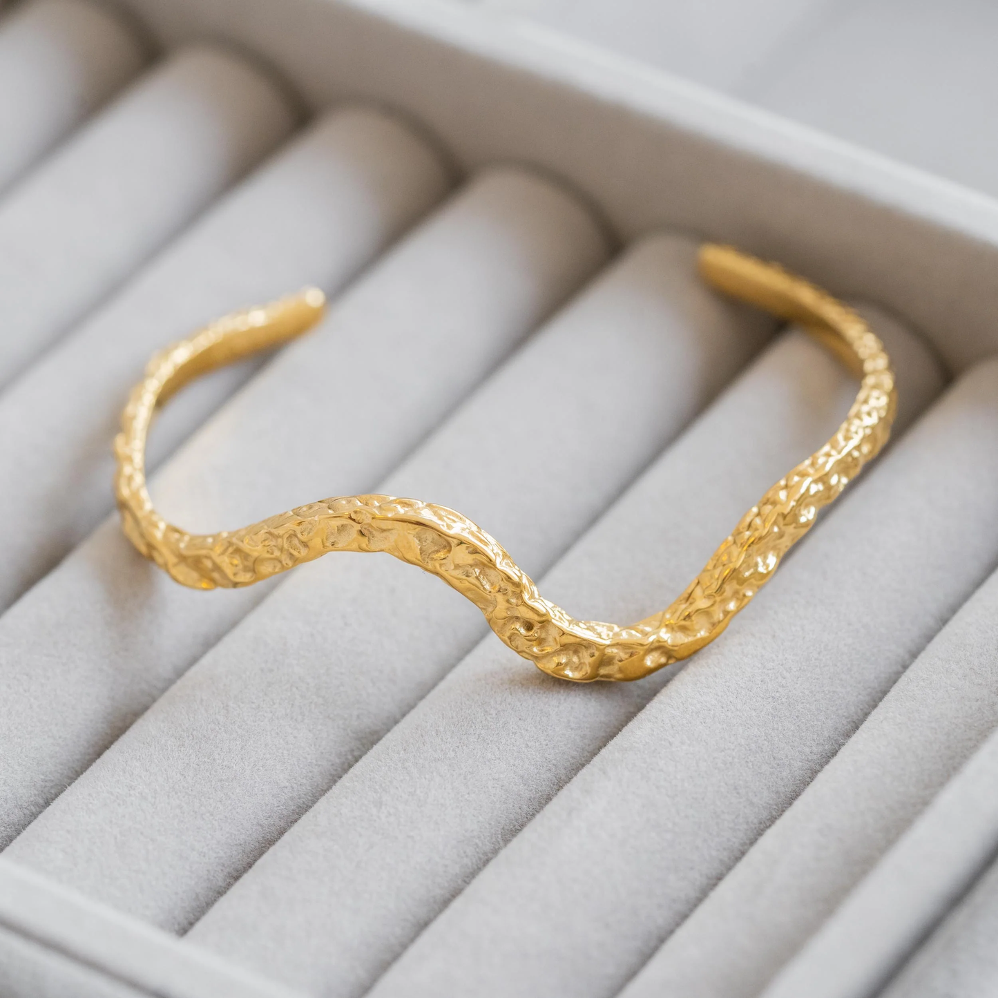Dames armband – Open cuff met onregelmatige structuur en golvende vorm