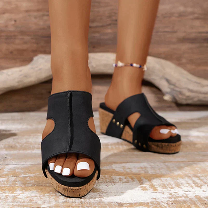 Dames Sleehak Slippers met Kurklook Zool – Open Design en Nietenafwerking