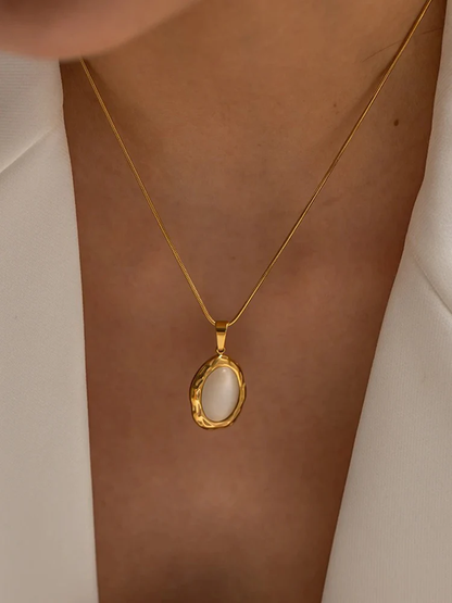 Dames ketting met ovale hanger – Slangenschakelketting met glanzende steen