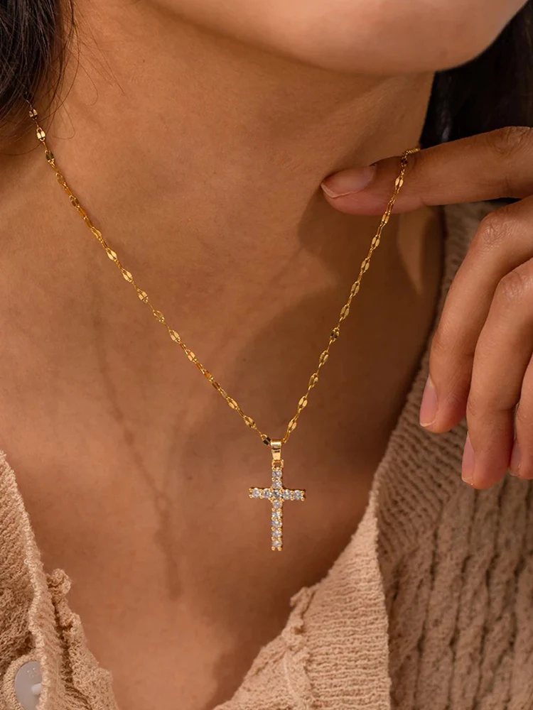 Dames ketting met kruisvormige hanger – Fijn schakelontwerp met ingelegde steentjes