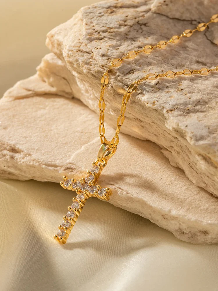 Dames ketting met kruisvormige hanger – Fijn schakelontwerp met ingelegde steentjes