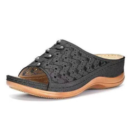 Dames Instap Slippers – Geperforeerd Design met Sleehak en Comfortzool