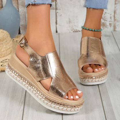 Dames Plateau Sandalen met Gesloten Wreef – Gevlochten Zool en Metallic Afwerking
