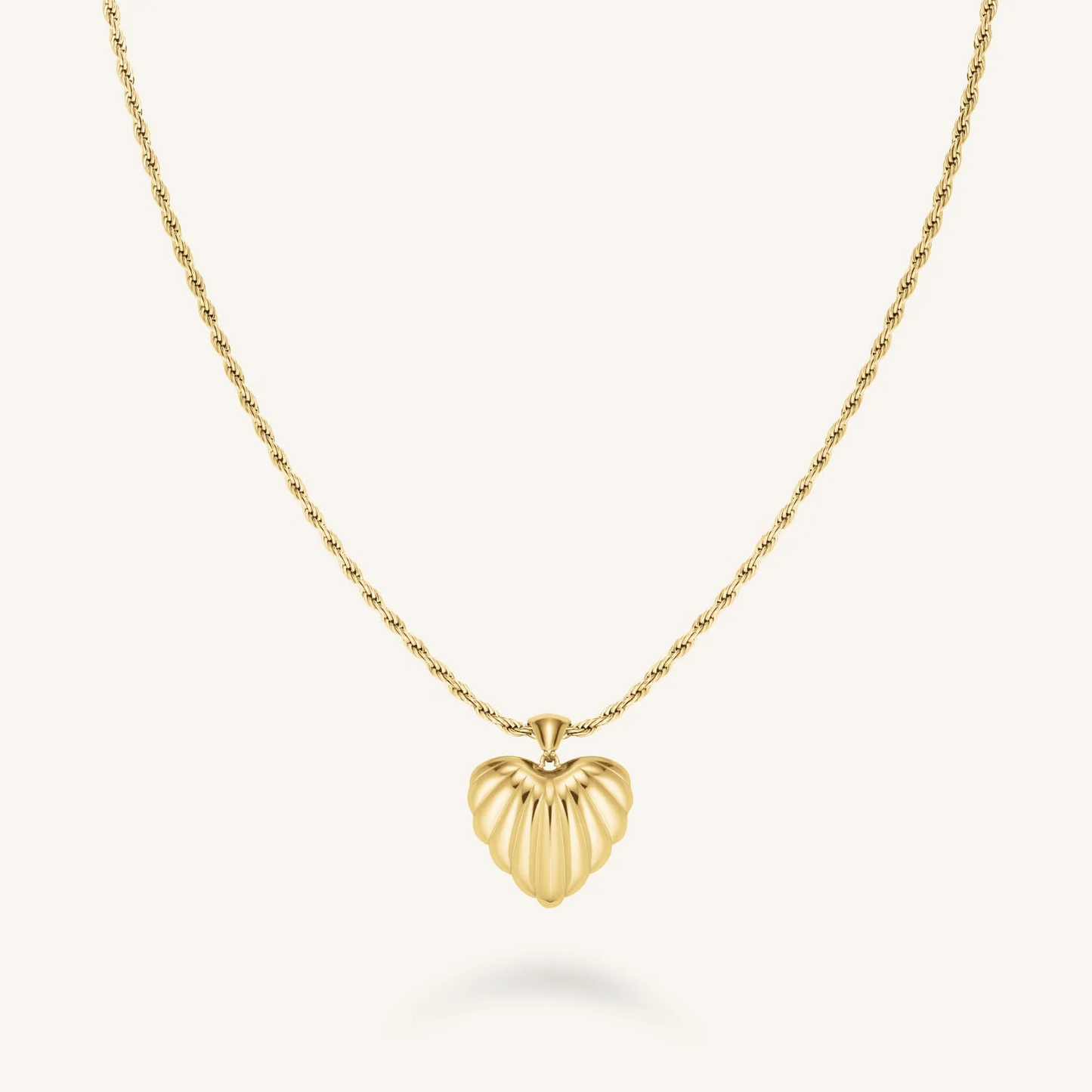 Dames ketting met geribbelde hartvormige hanger – Ronde schakelketting met opvallend middenstuk