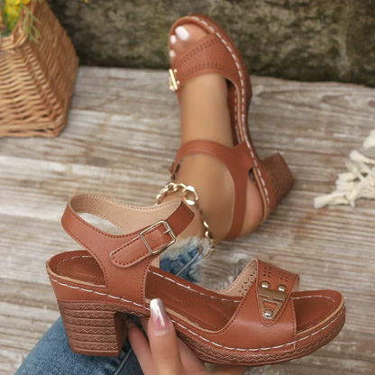 Dames Sandalen met Hak – Gespsluiting en Decoratief Neusdetail