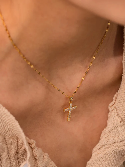 Dames ketting met kruisvormige hanger – Fijn schakelontwerp met ingelegde steentjes