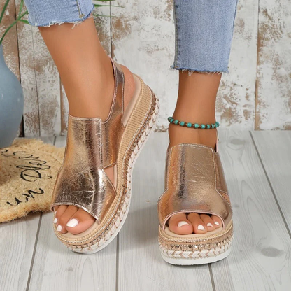 Dames Plateau Sandalen met Gesloten Wreef – Gevlochten Zool en Metallic Afwerking