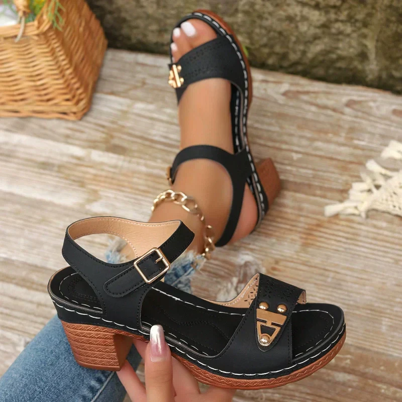Dames Sandalen met Hak – Gespsluiting en Decoratief Neusdetail