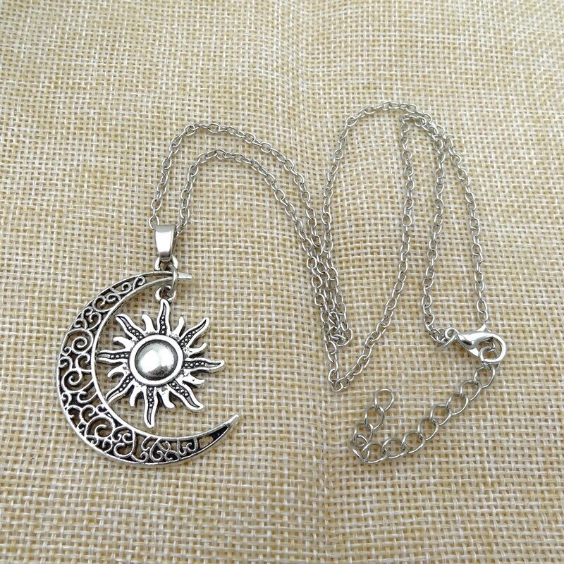 Dames Ketting – Zon en Maan Hanger met Filigraan Detail