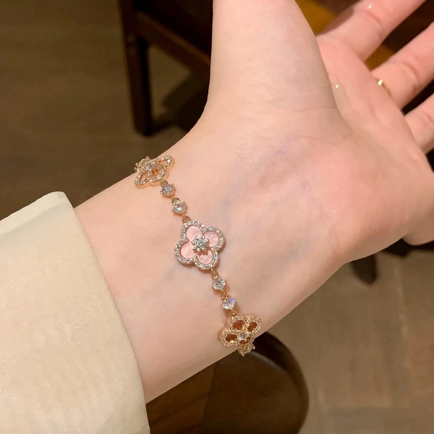 Dames Armband met Bloemen en Kristallen – Verstelbaar Design