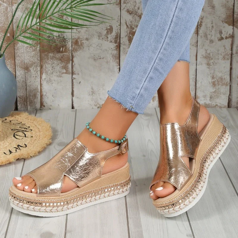 Dames Plateau Sandalen met Gesloten Wreef – Gevlochten Zool en Metallic Afwerking