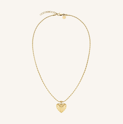 Dames ketting met geribbelde hartvormige hanger – Ronde schakelketting met opvallend middenstuk
