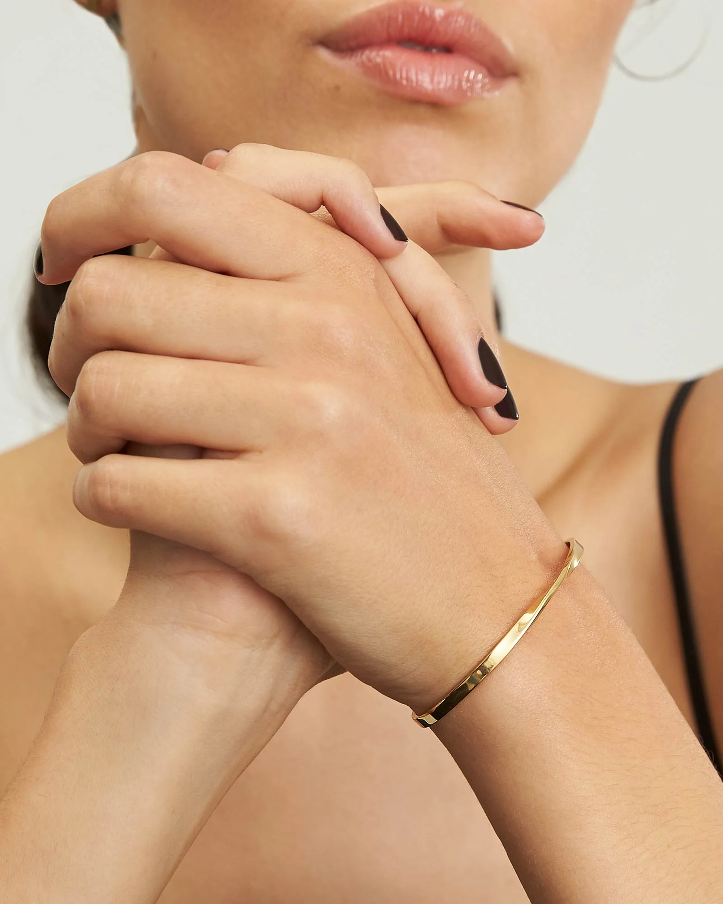 Dames bangle armband – Open armband met gedraaide vormgeving