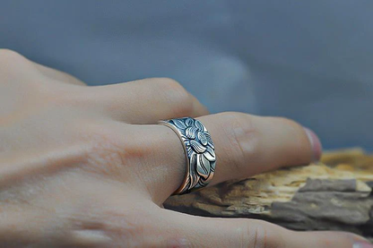 Dames Ring – Brede Ring met Bloemgravure en Antiek Zilveren Afwerking