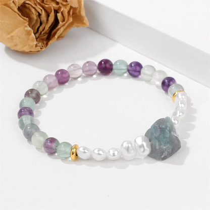 Dames Armband – Elastische Armband met Kruisvormige Natuursteen en Parelaccenten