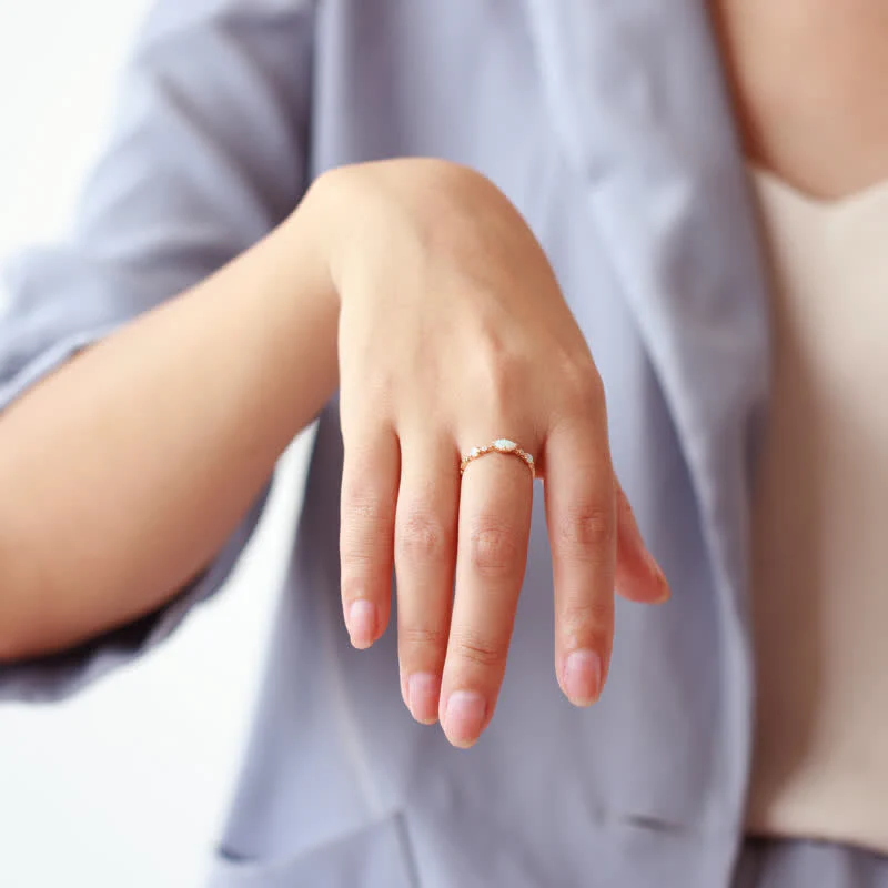 Dames Ring – Fijne Ring met Opaalsteentjes