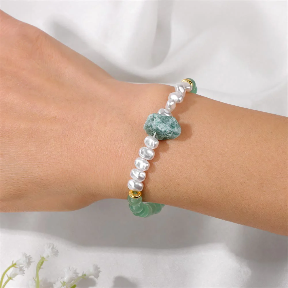 Dames Armband – Elastische Armband met Kruisvormige Natuursteen en Parelaccenten