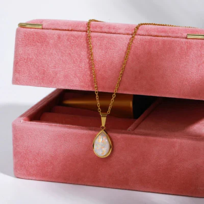 Dames ketting – Druppelvormige hanger met opaal-look