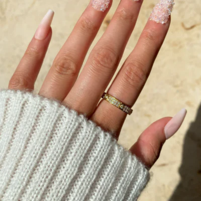 Dames ring – Brede band met pavézetting en ronde stenen
