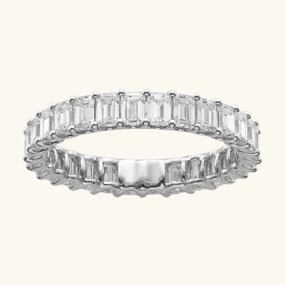 Dames Ring – Volledig Bezet met Rechthoekige Zirkonia in Goudkleurige Band