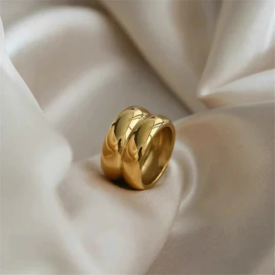 Dames Ring – Brede Organische Band in Glanzende Metaalafwerking