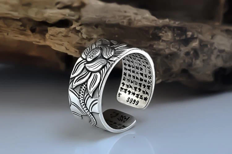 Dames Ring – Brede Ring met Bloemgravure en Antiek Zilveren Afwerking