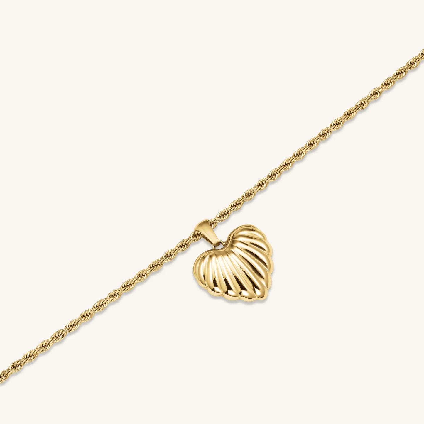 Dames ketting met geribbelde hartvormige hanger – Ronde schakelketting met opvallend middenstuk