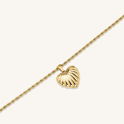 Dames ketting met geribbelde hartvormige hanger – Ronde schakelketting met opvallend middenstuk