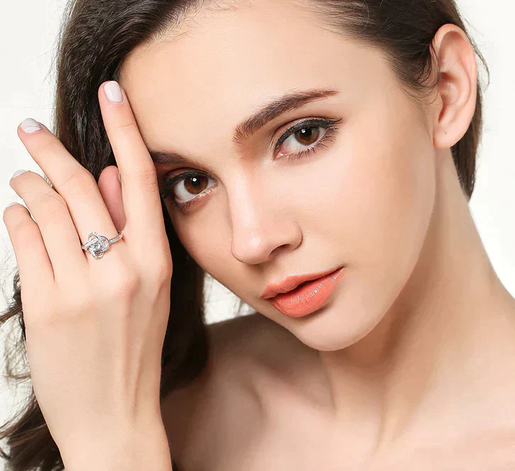 Dames Ring – Gevlochten Ring met Strasssteen en Glanzende Afwerking