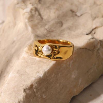 Dames Ring – Goudkleurige Band met Glanzende Parelaccent