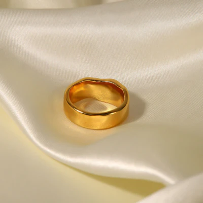 Dames Ring – Goudkleurige Band met Glanzende Parelaccent