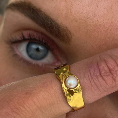 Dames Ring – Goudkleurige Band met Glanzende Parelaccent