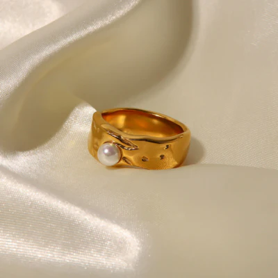 Dames Ring – Goudkleurige Band met Glanzende Parelaccent