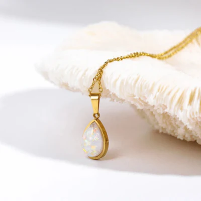 Dames ketting – Druppelvormige hanger met opaal-look