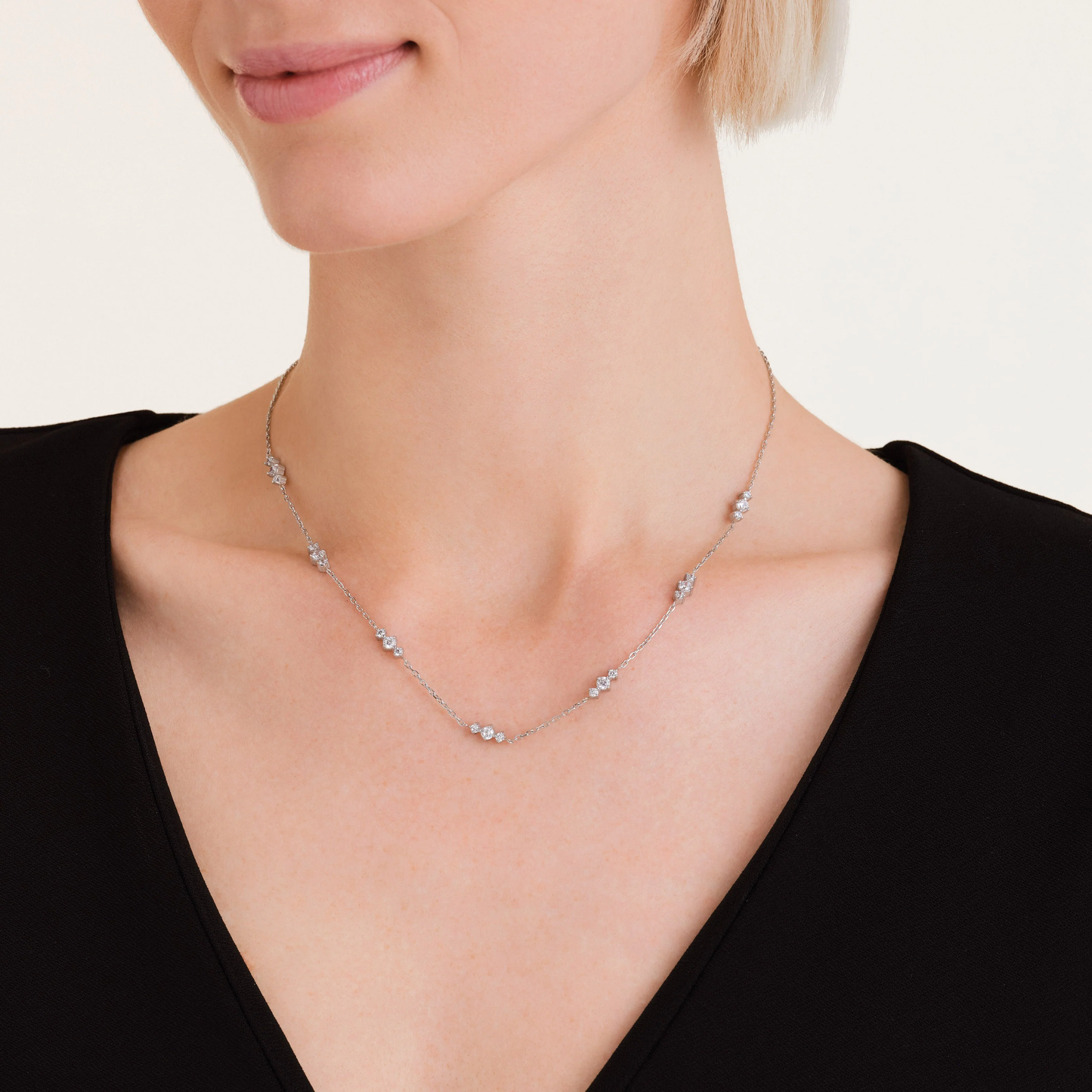 Dames Ketting – Subtiele Ketting met Fijne Steentjes in Clustervorm