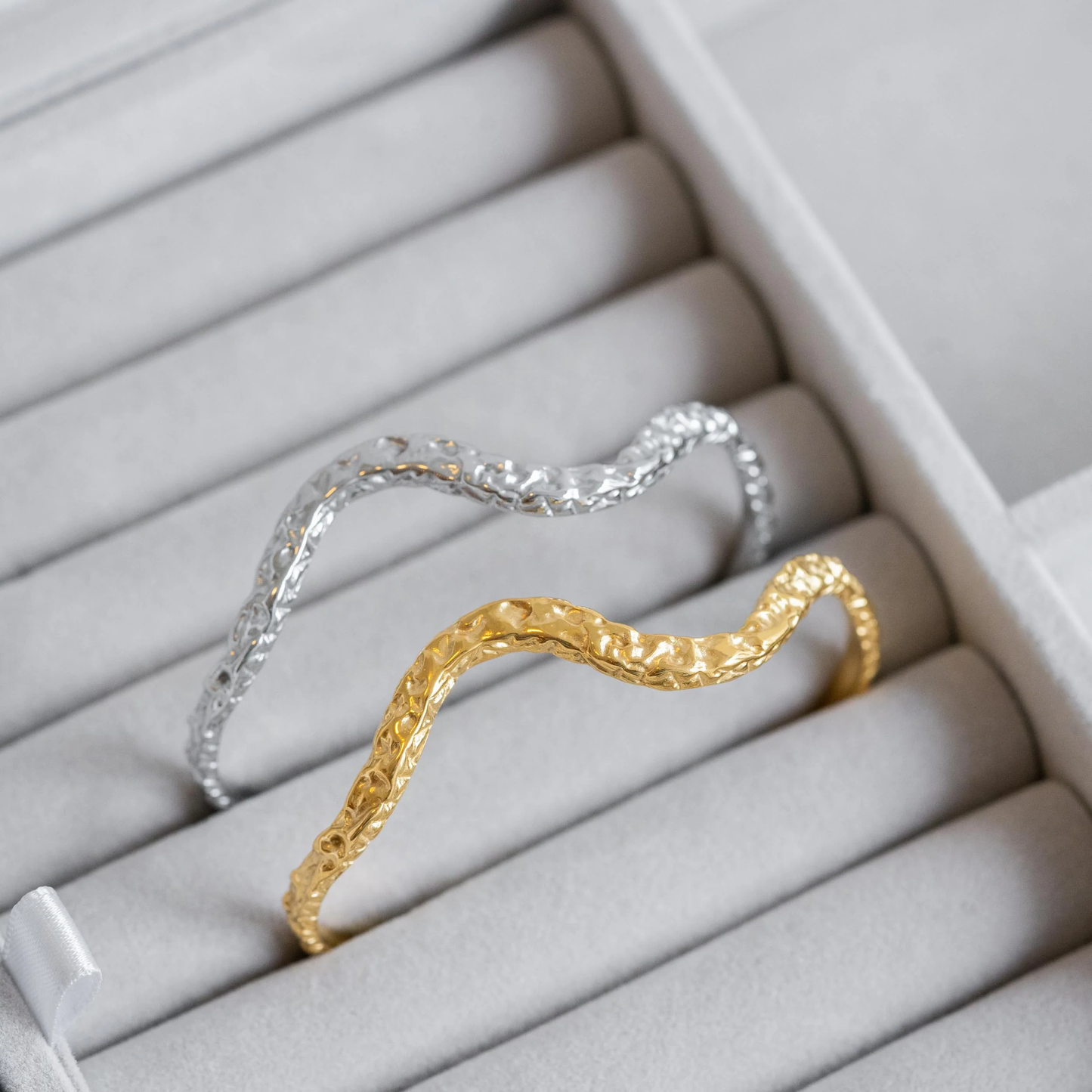 Dames armband – Open cuff met onregelmatige structuur en golvende vorm