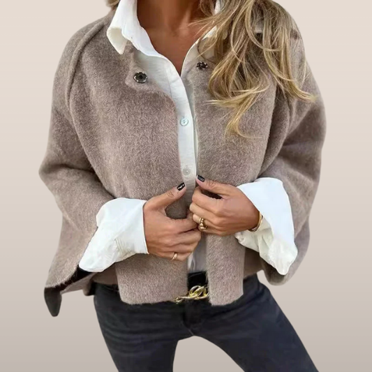 Maud – Korte Jas met Wollook en Drukknoopsluiting