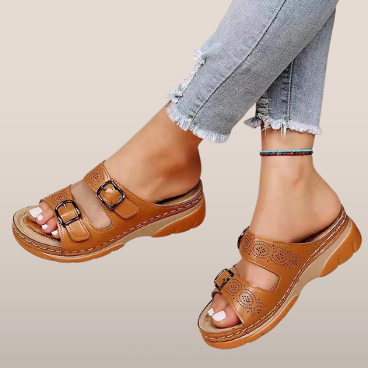 Sandalen – Instapmodel met verstelbare gespen en geperforeerd detail