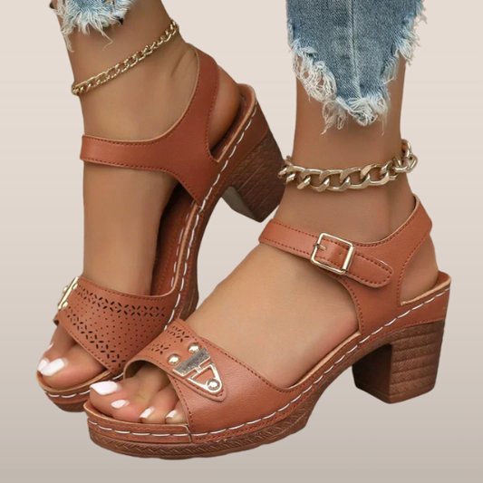 Dames Sandalen met Hak – Gespsluiting en Decoratief Neusdetail