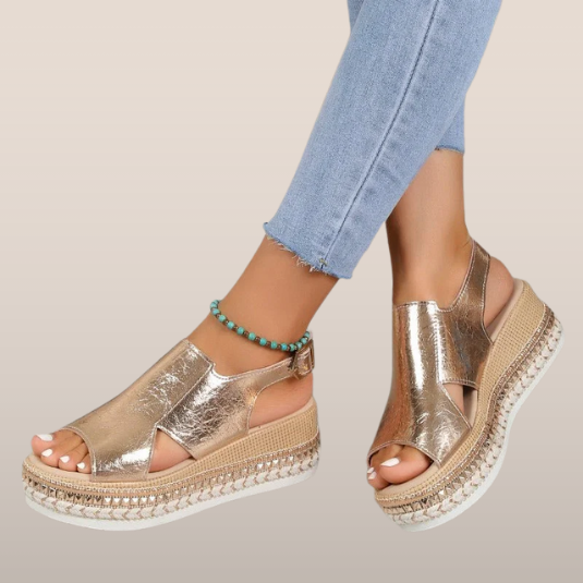 Dames Plateau Sandalen met Gesloten Wreef – Gevlochten Zool en Metallic Afwerking