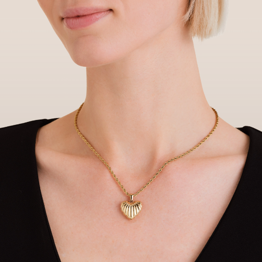 Dames ketting met geribbelde hartvormige hanger – Ronde schakelketting met opvallend middenstuk