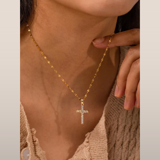 Dames ketting met kruisvormige hanger – Fijn schakelontwerp met ingelegde steentjes