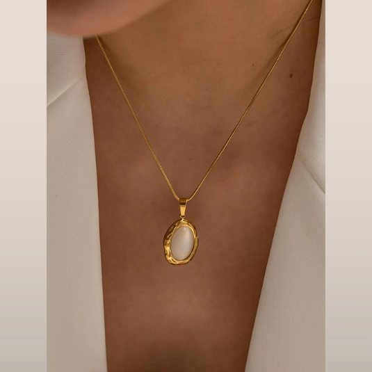 Dames ketting met ovale hanger – Slangenschakelketting met glanzende steen