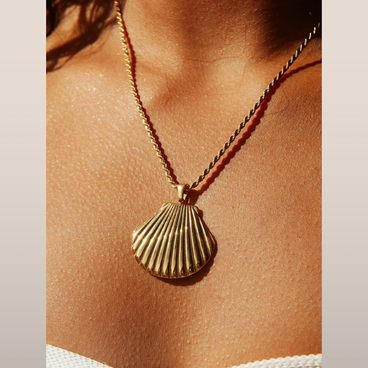 Dames ketting met schelpvormige hanger – Gedraaide schakelketting met reliëfdetail