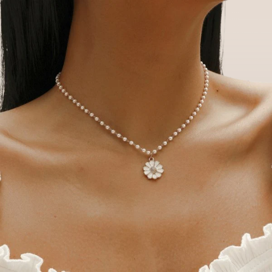 Dames Ketting – Fijn Parelsnoer met Bloemvormige Hanger