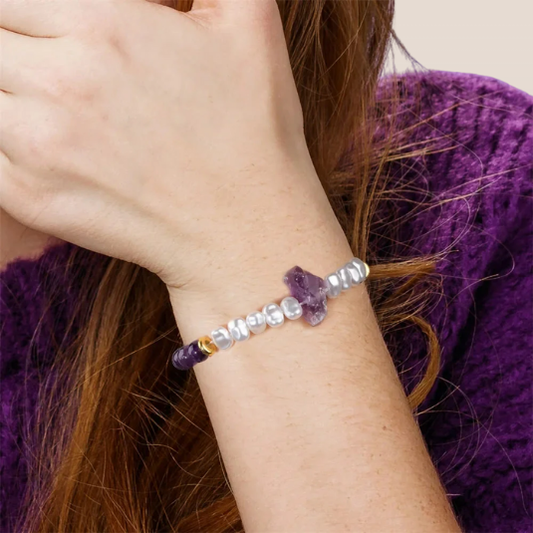 Dames Armband – Elastische Armband met Kruisvormige Natuursteen en Parelaccenten